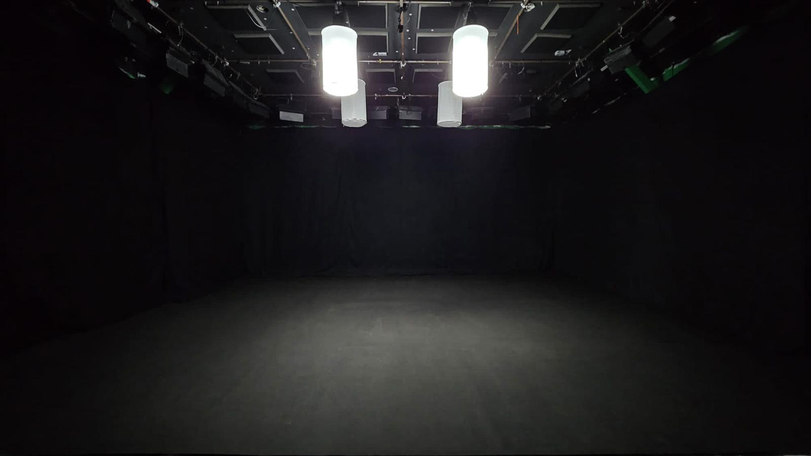 studio fond noir